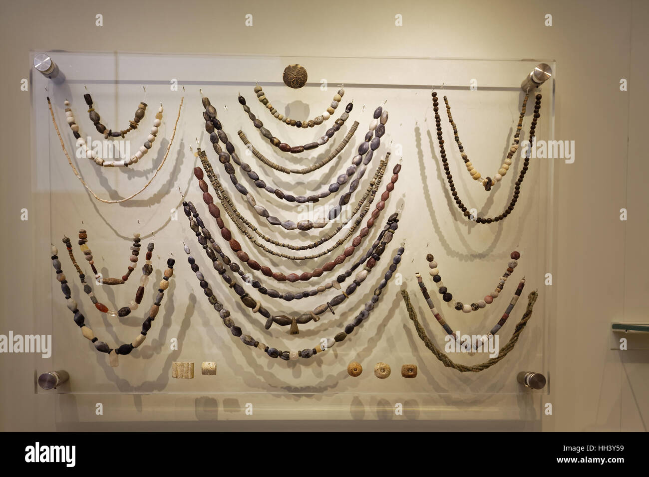 Ciondoli e collane con perle di pietra, maioliche e argilla, Mesara voulted tombe, 2000-1900 A.C. Foto Stock
