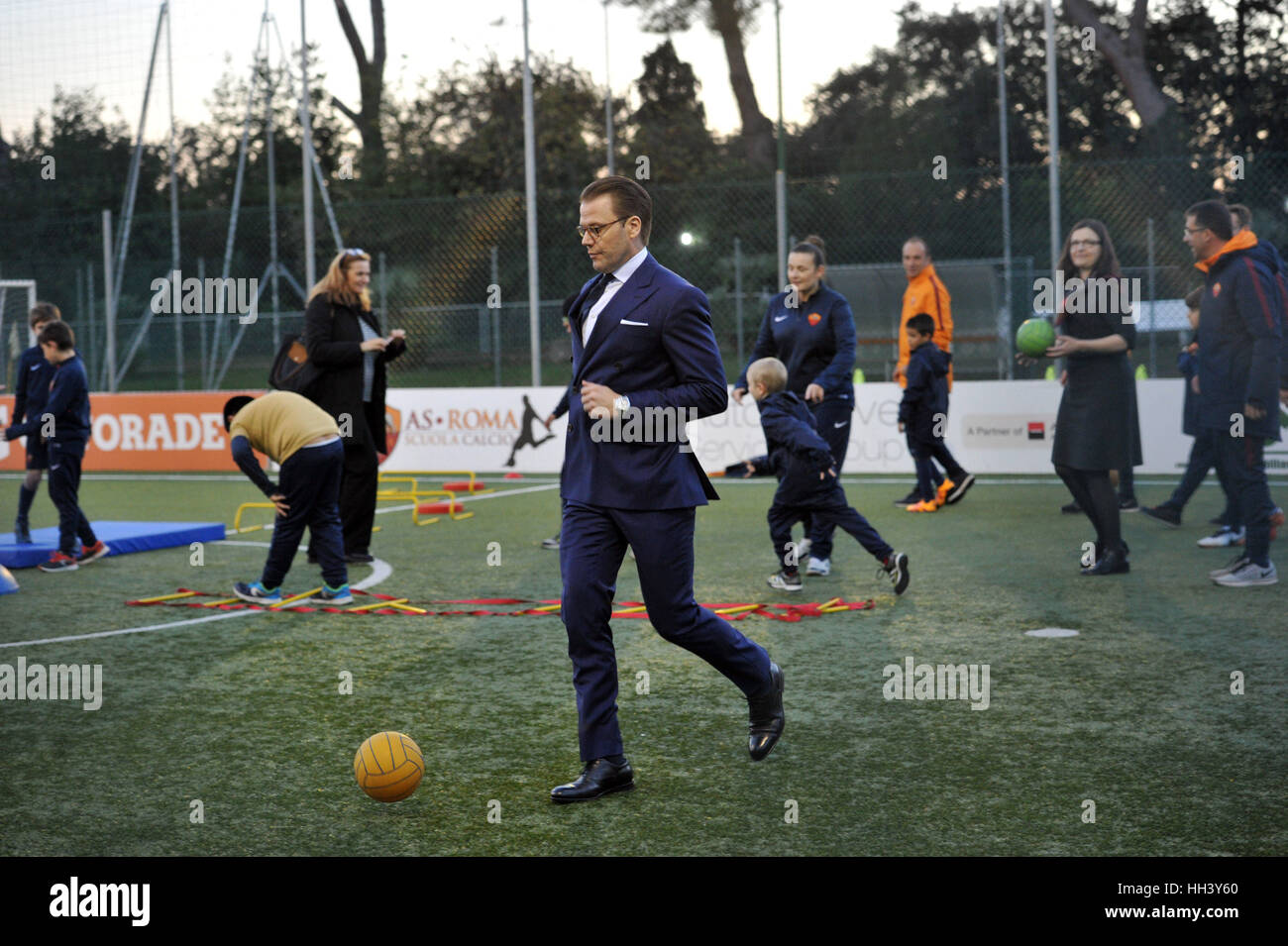 Prince Daniel e la Principessa Victoria di Svezia il primo giorno della loro visita di 3 giorni in Italia. La coppia reale visita Santa Brigida Sorelle, AS Roma il progetto per i bambini con disabilità e Laura Boldrini, Presidente della Camera dei Deputati di Italia a Roma dove: Roma, Italia Quando: 15 Dic 2016 Credit: IPA/WENN.com * * disponibile solo per la pubblicazione in UK, USA, Germania, Austria, Svizzera** Foto Stock