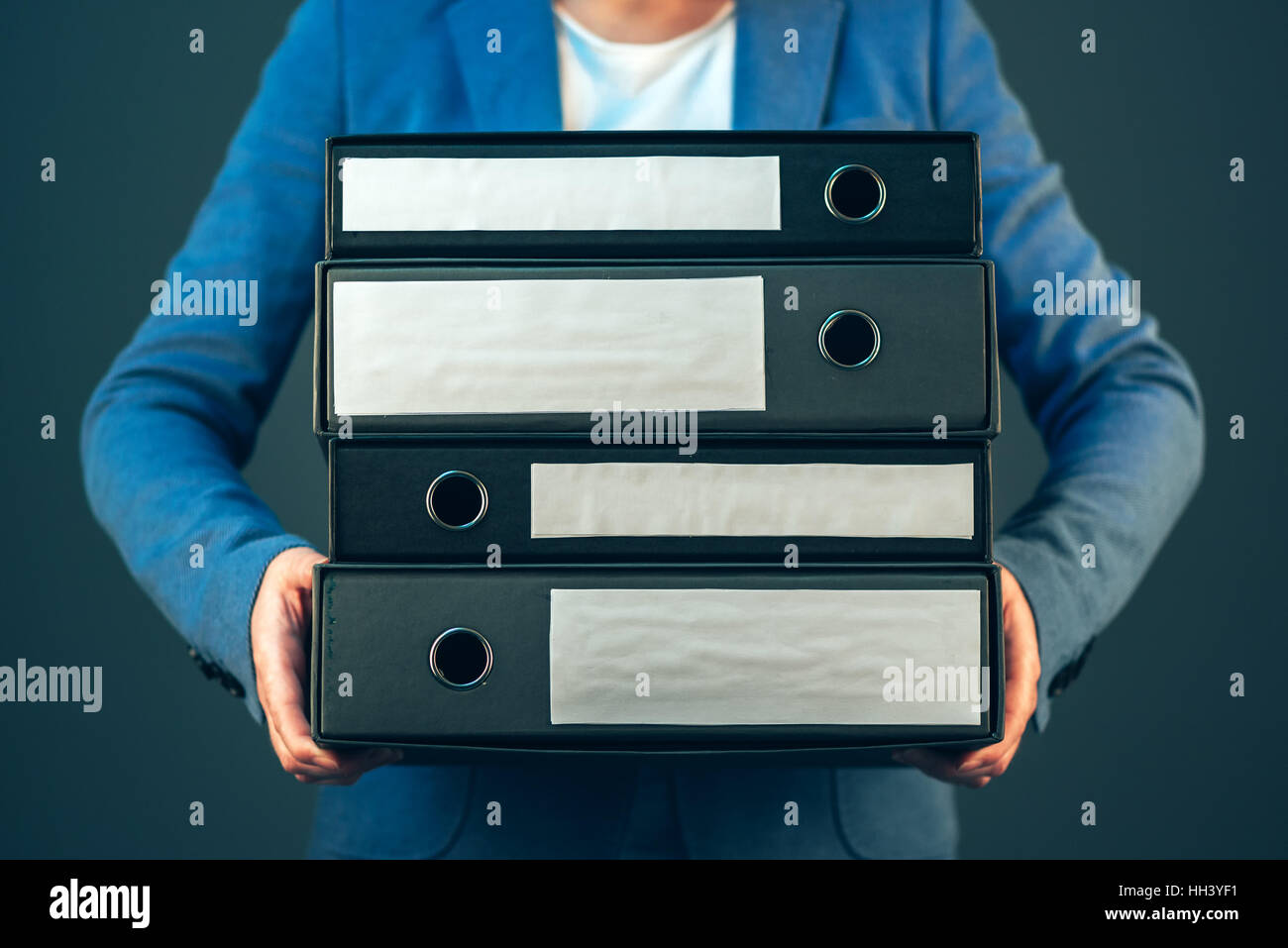 Ragioniere azienda raccoglitori di documenti con documenti archiviati e altre corporate legal fogli, mock up spazio copia Foto Stock