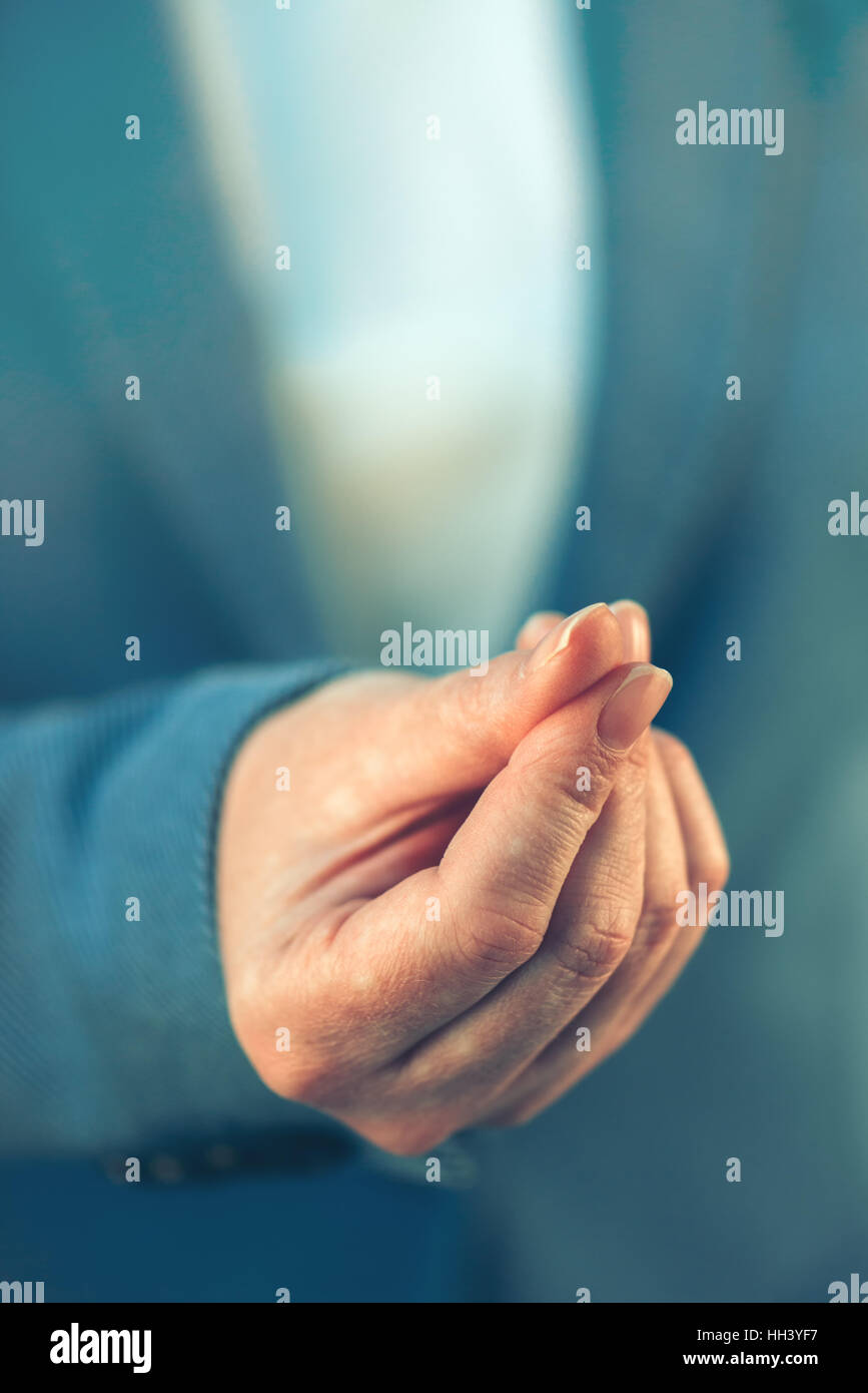 Il candidato di sesso femminile che chiede denaro contante, mano gesto concetto di concussione e corruzione negli affari Foto Stock