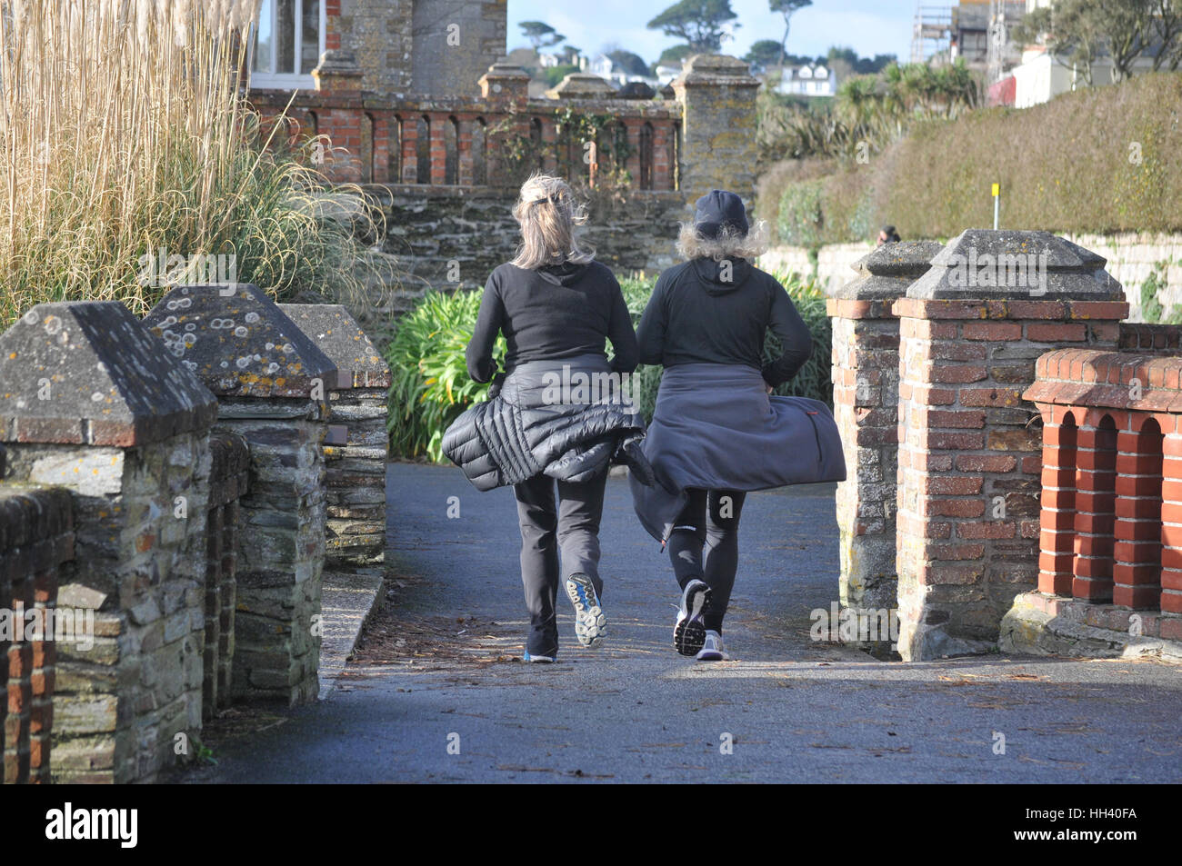 Due femmina per chi ama fare jogging in un freddo giorno di inverni. Foto Stock