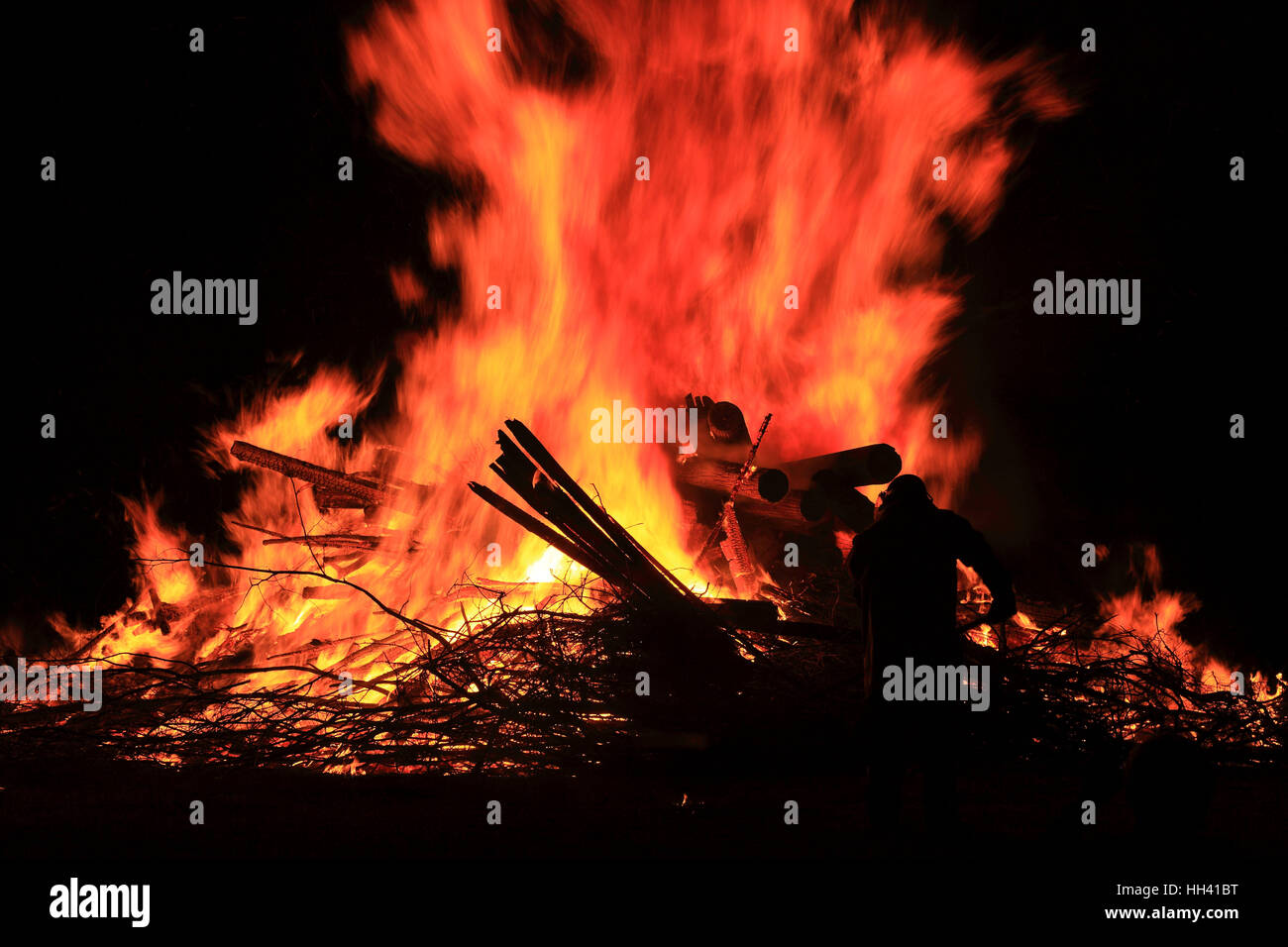 Tradizionale di Saint John's Fire, all'Goerauer rabbia vicino Zultenberg, distretto di Kulmbach, Alta Franconia, Bavaria Foto Stock