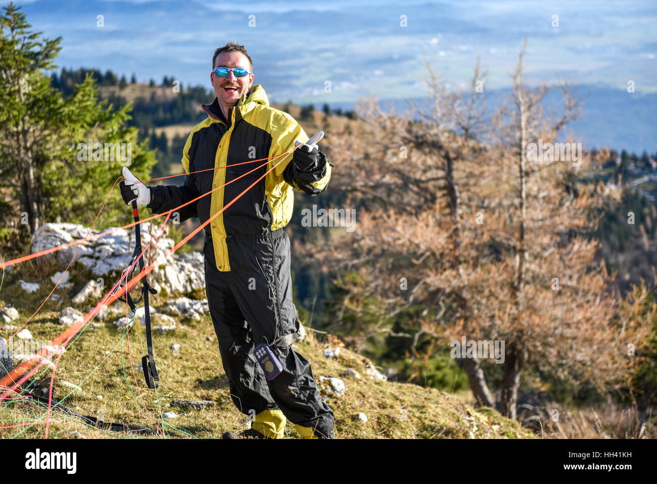 Parapendio è controllare le corde e le attrezzature prima del volo. Checkup necessarie prima di passare dalla montagna nella natura. Foto Stock
