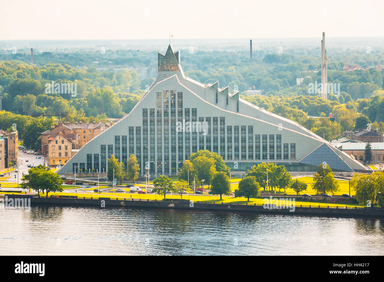 Riga, Lettonia. Vista aerea dell'edificio della Biblioteca Nazionale, chiamato Castello di luce o Gaismas Pils. Famoso punto di riferimento sulla Daugava Left Bank, Estate Terra verde Foto Stock