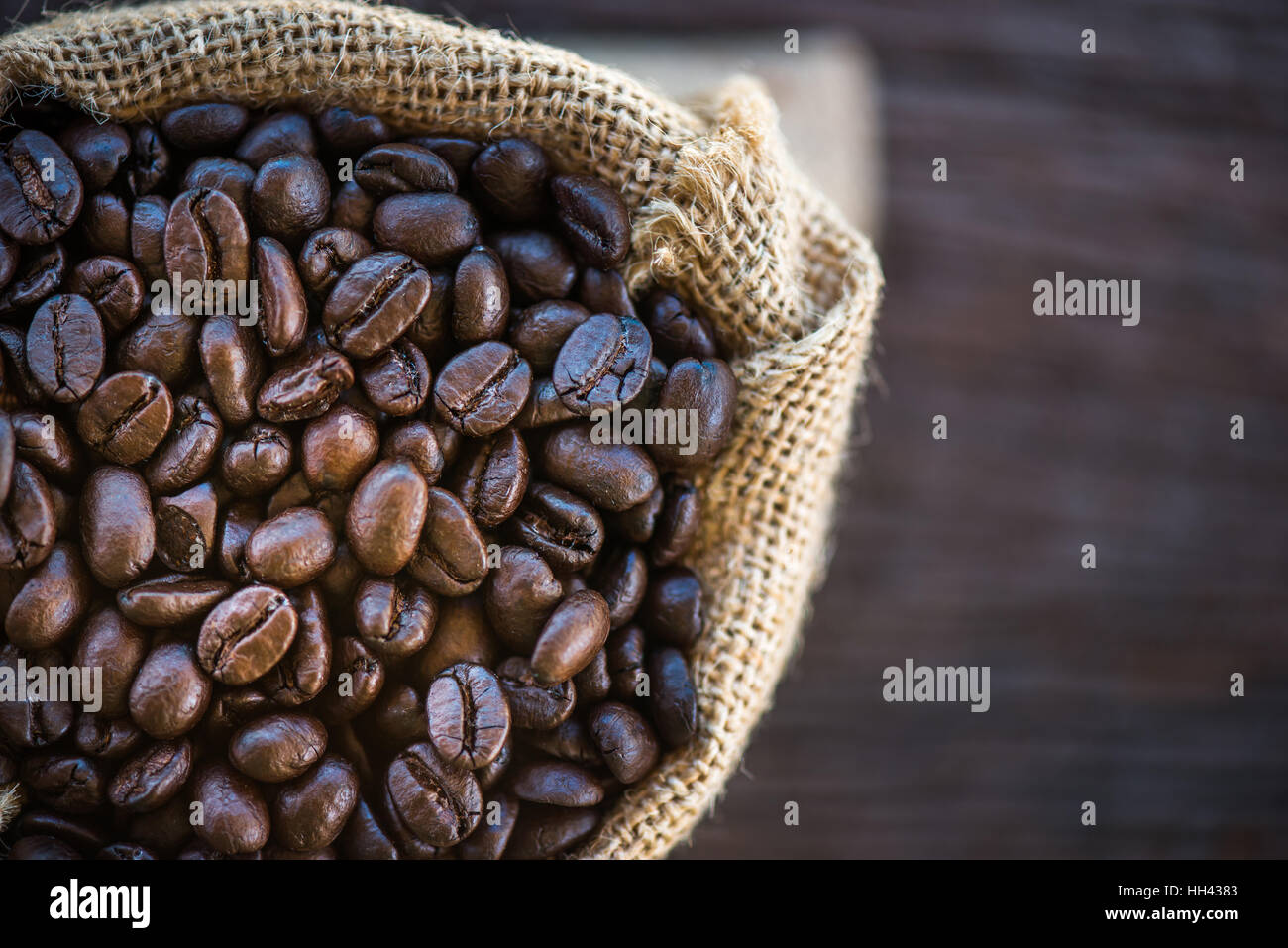 I chicchi di caffè in un sacco di sacco Foto Stock