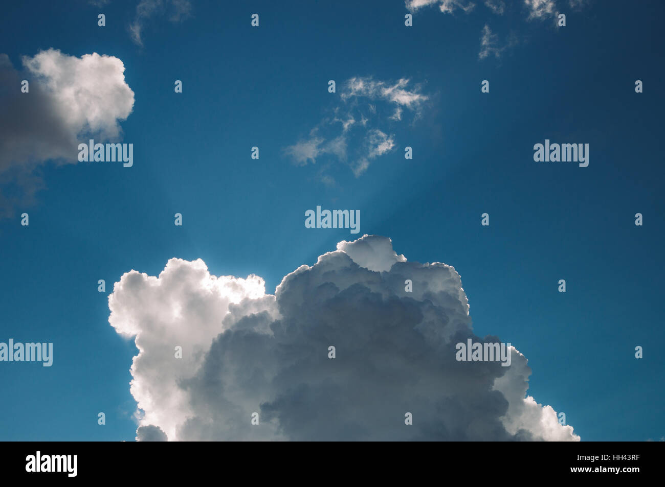 Raggi di sole che splende attraverso bella cumulonimbus nuvole Foto Stock
