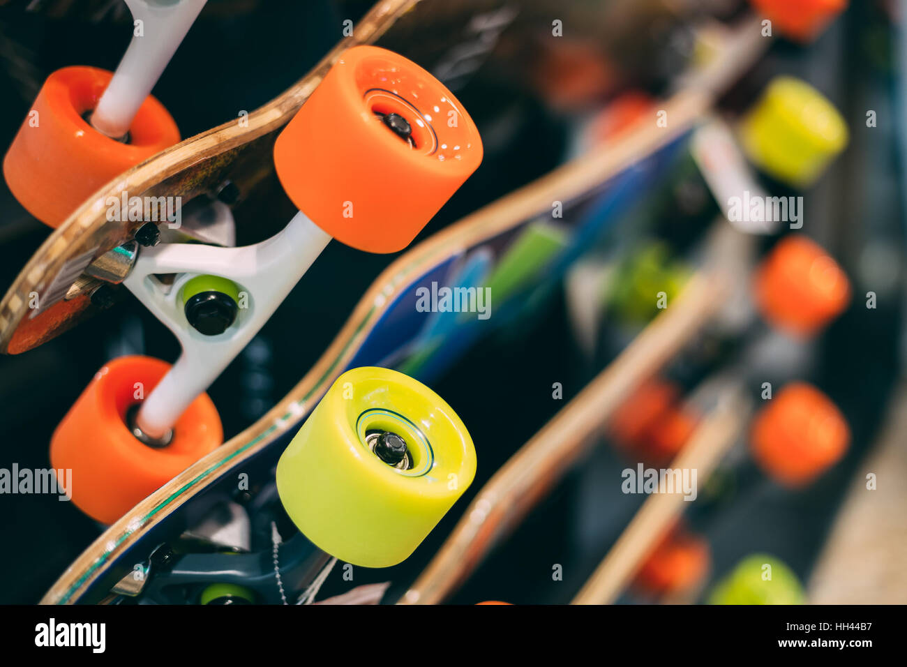 Chiudi vista dettagliata di skateboard colorati visualizzati presso il rack in vendita nel negozio per lo shopping. Foto Stock