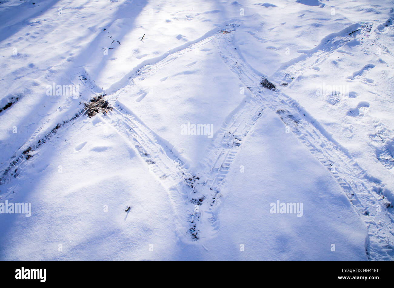 Sito in costruzione, auto tracce nella neve, inverno Foto Stock