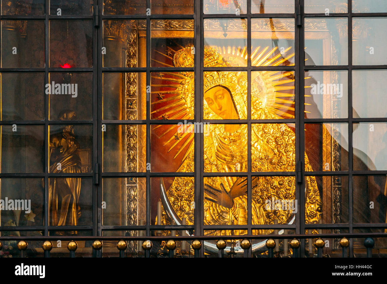 Vilnius, Lituania. L Icona della Madonna, la Beata Vergine Maria Madre della Misericordia, vista attraverso la finestra del frame della cappella nel gate di Alba. Foto Stock