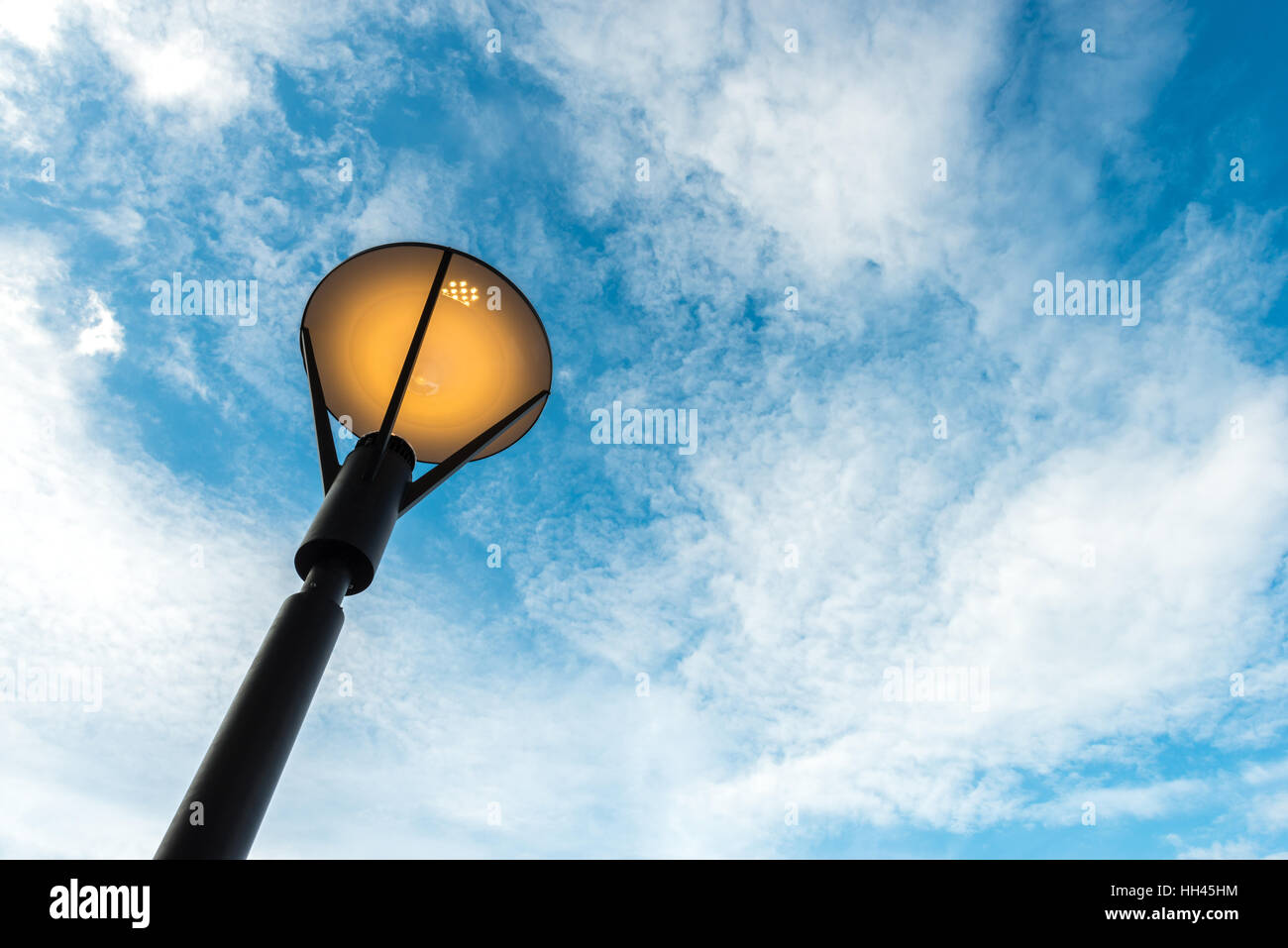 Stile moderno lampada contro il cielo blu Foto Stock