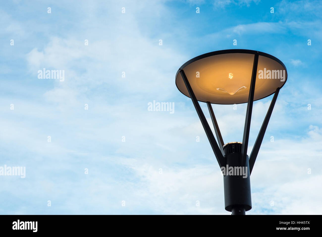 Stile moderno lampada contro il cielo blu Foto Stock