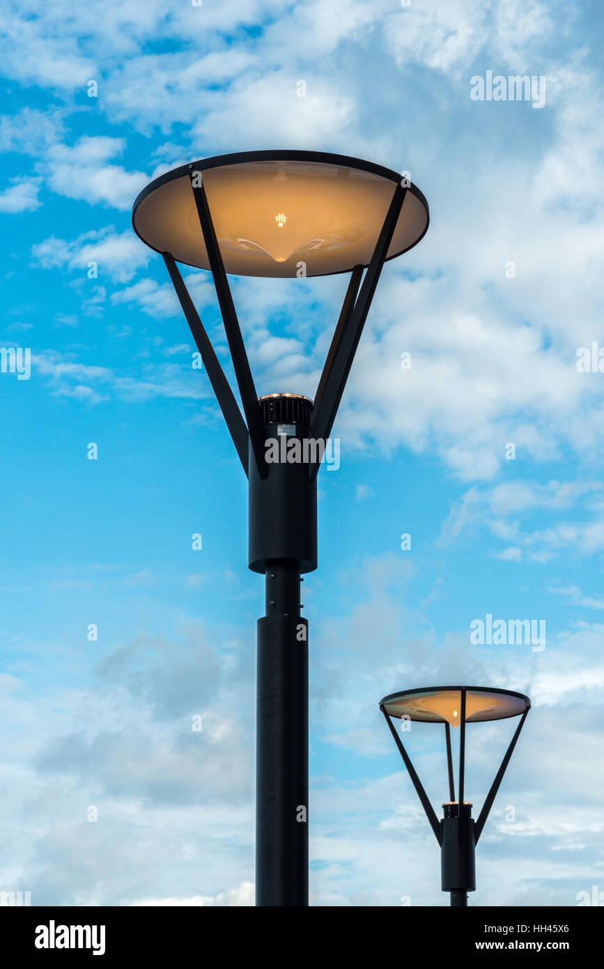 Stile moderno lampada contro il cielo blu Foto Stock