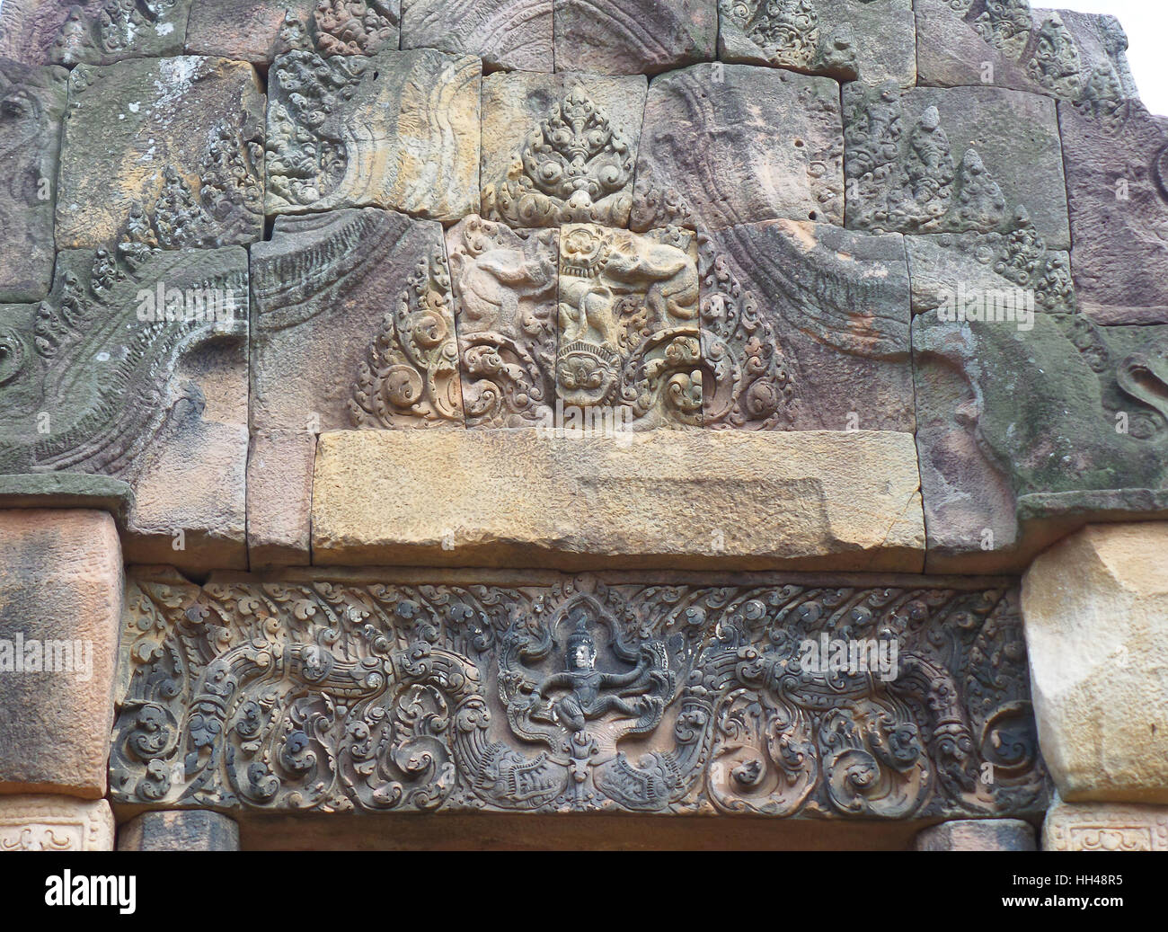 Splendido sollievo sull'architrave della porta di Prasat Hin Muang Tam antico santuario, Buriram, Thailandia Foto Stock