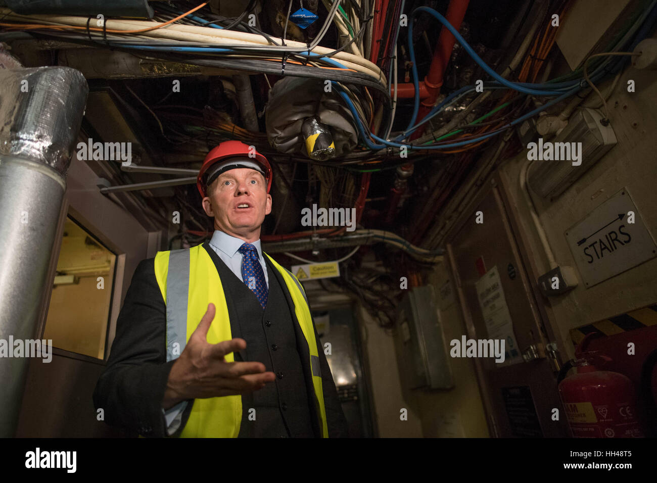 Chris Bryant, portavoce comune per il Comitato sul rinnovo e restauro del Palazzo di Westminster, tours le Case del Parlamento per visualizzare il lavoro che deve essere fatto per evitare il crescente rischio di edifici essendo stata devastata da un incendio o sommersa in un diluvio di fognatura. Foto Stock