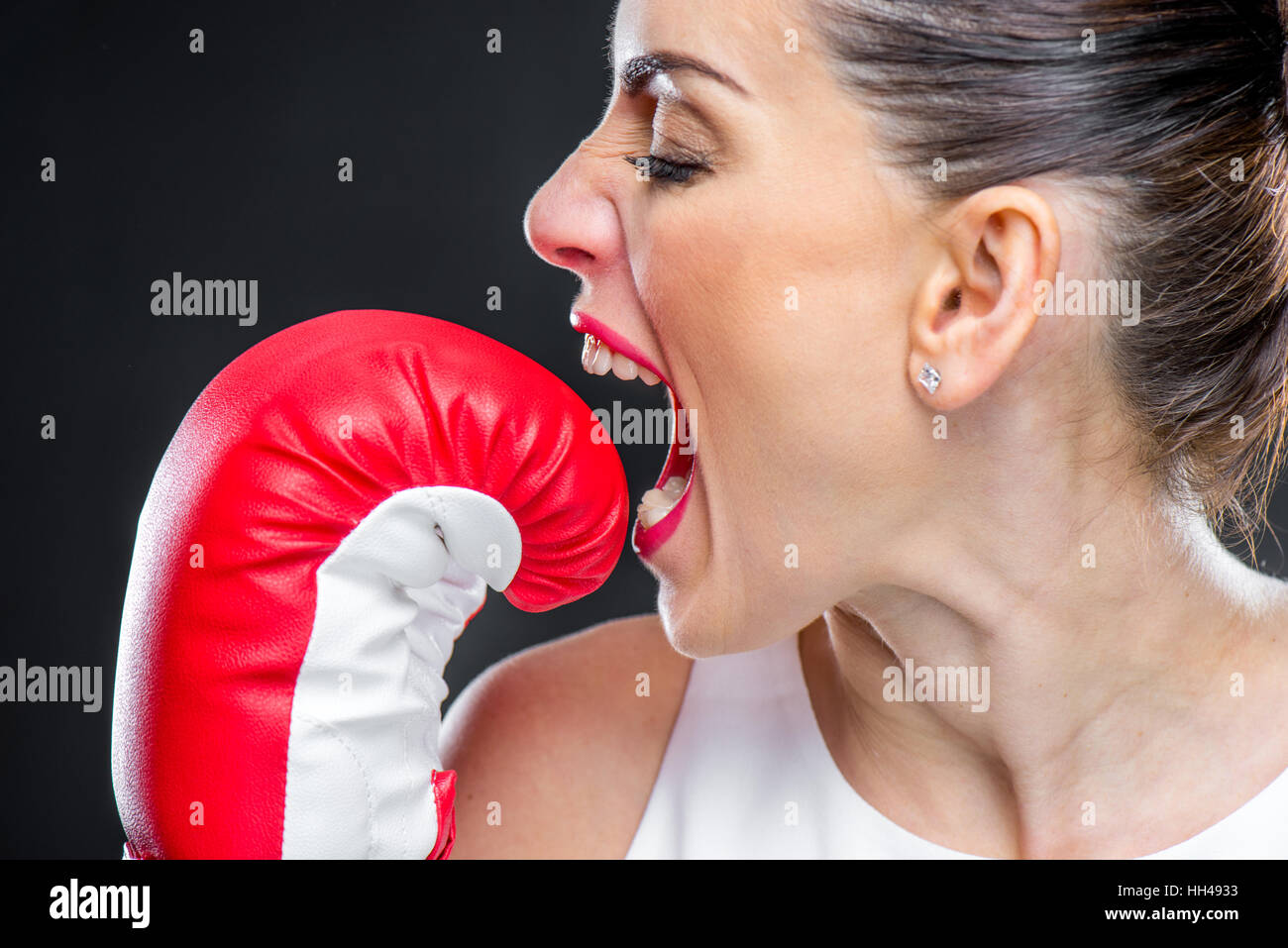 Close-up ritratto di giovane donna gridava a guanto di boxe Foto Stock