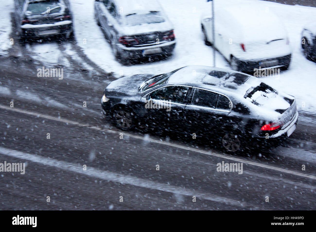 Snowy giorno nella città: una guida auto in strada colpiti dalla neve pesante, in motion blur Foto Stock