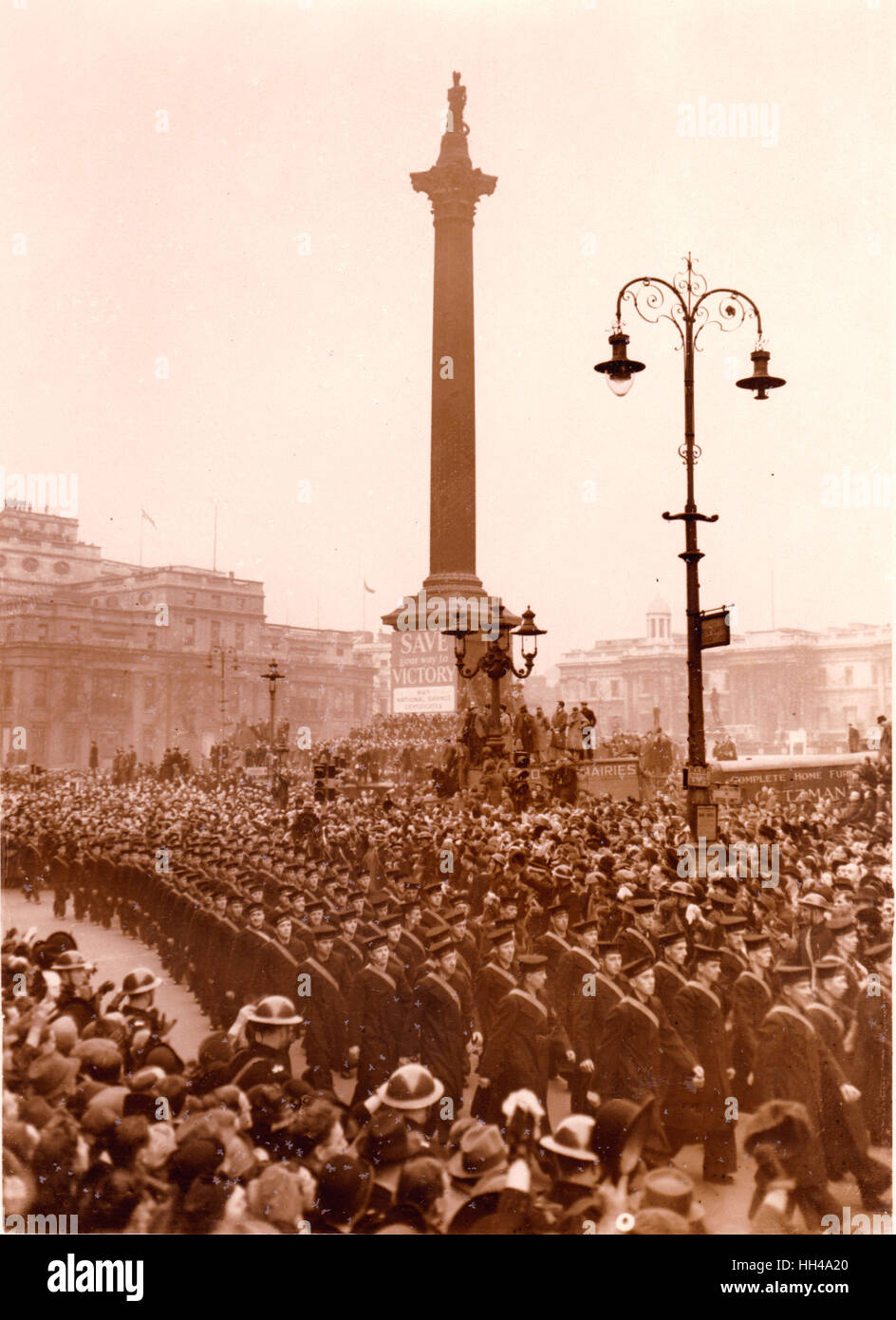 Graf Spee Victory Parade passa Nelsons Column. Trafalgar Square.23.2.1940 Officer e equipaggio di HMS Exeter HMS Ajax Foto Stock