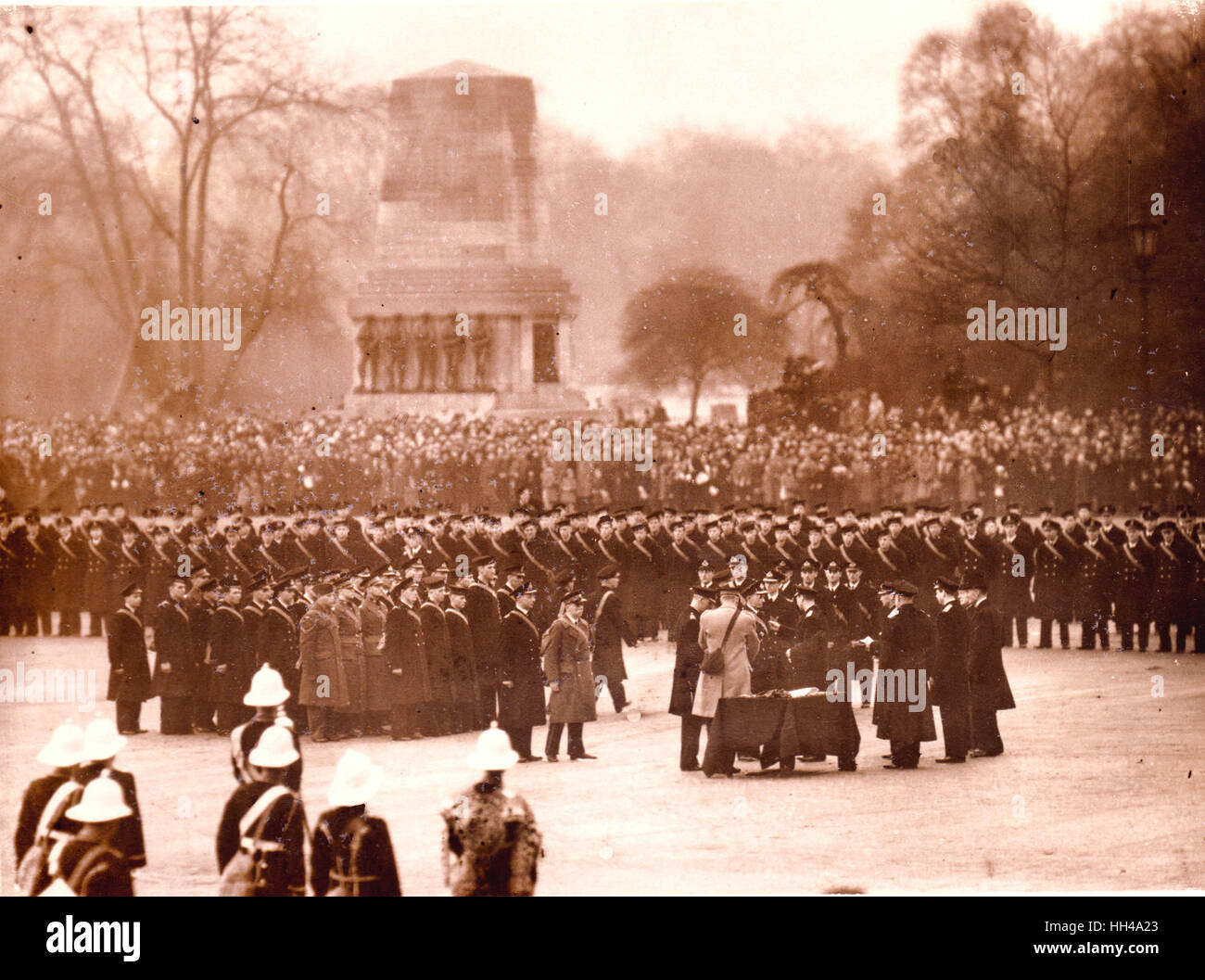 King George VI decora e mani medaglie alla crew di HMS Exeter, Ajax e Achille sulla sfilata delle Guardie a Cavallo. Foto Stock