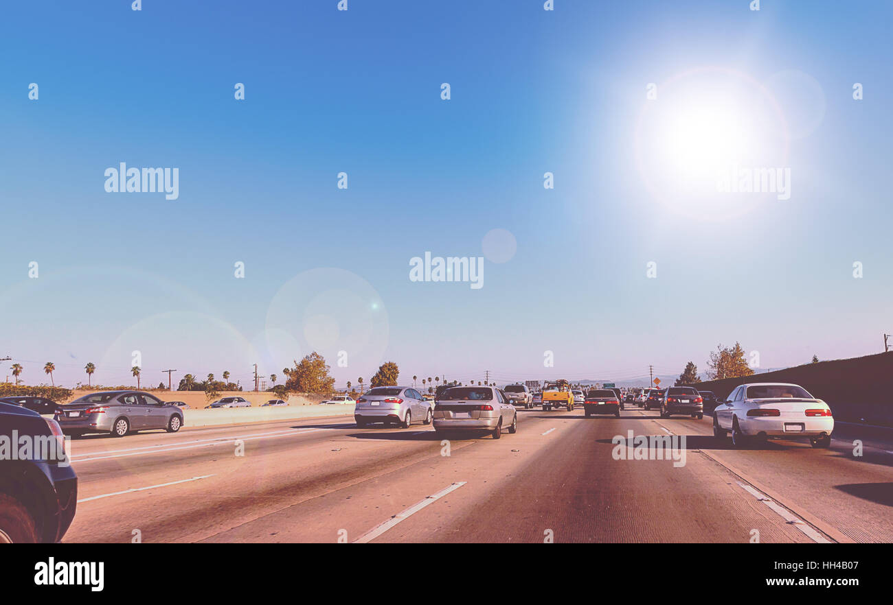 La guida su una strada interstatale a Los Angeles, California - Foto con vintage colori look Foto Stock