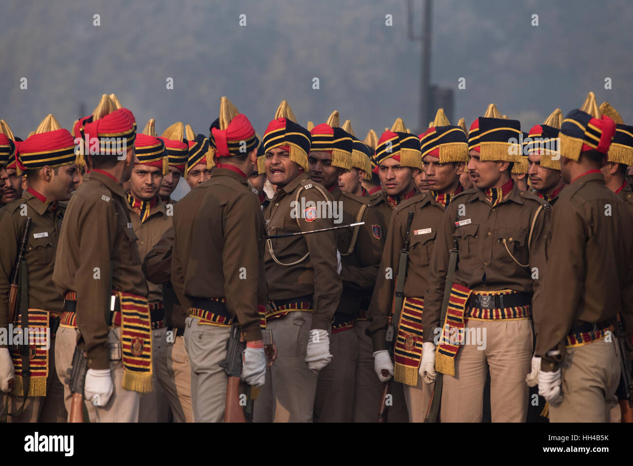 Delhi contingente di polizia per il giorno della repubblica su Rajpath 2 cadetti per entrare in un argomento riscaldato durante la prova Foto Stock
