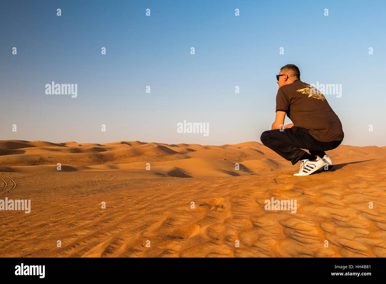 Tourist guardare la vista panoramica sulle dune di sabbia del Rub' al Khali desert, Al Ain, Emirati Arabi Uniti Foto Stock