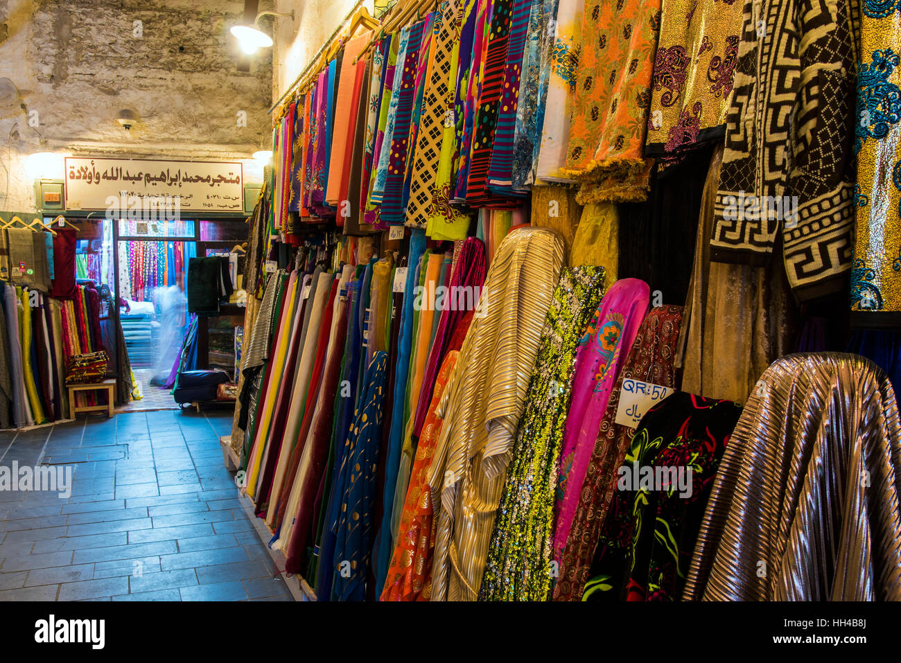 Abiti tradizionali per la vendita presso il souq Waqif market a Doha, in Qatar Foto Stock