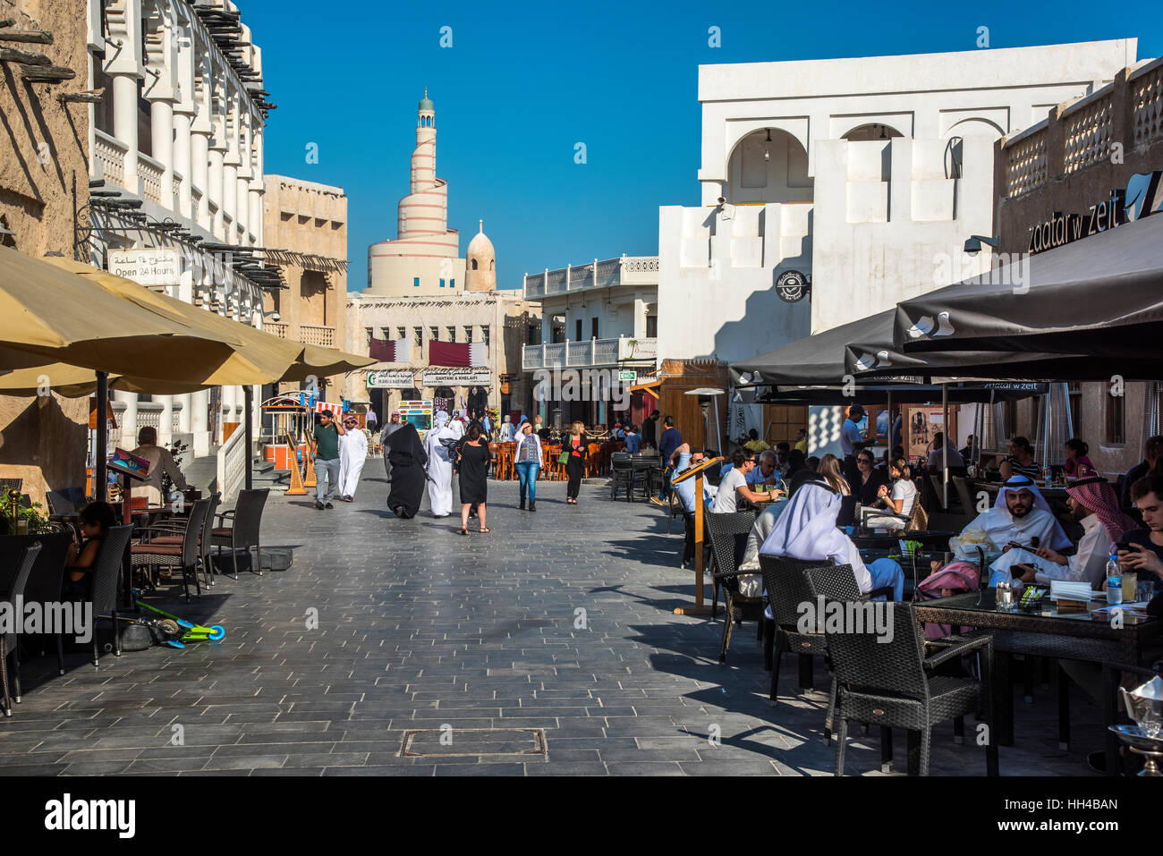 Vista giorno oltre la zona pedonale di Souq Waqif area, Doha, Qatar Foto Stock