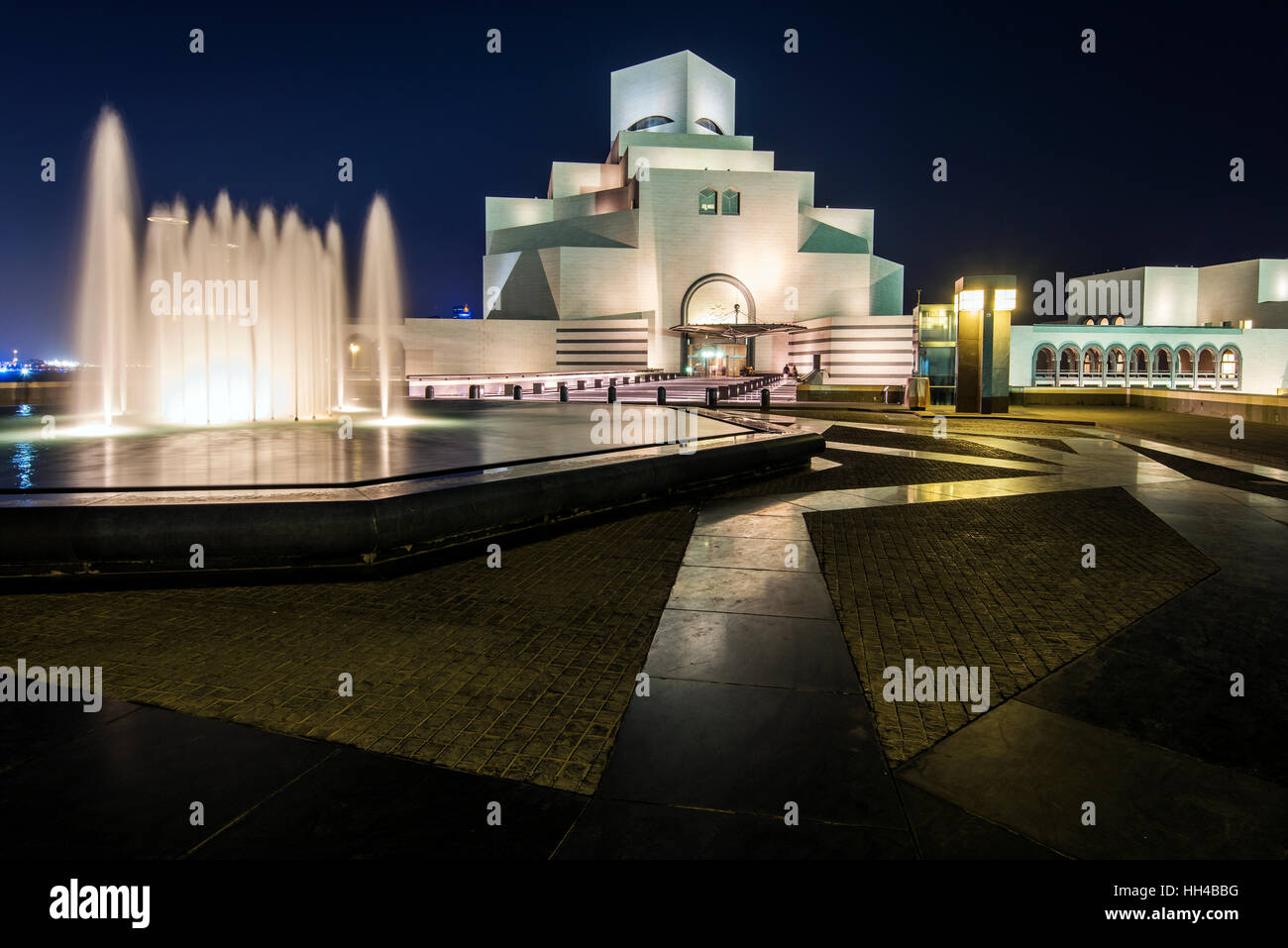 Vista notturna del Museo di Arte Islamica, Doha, Qatar Foto Stock