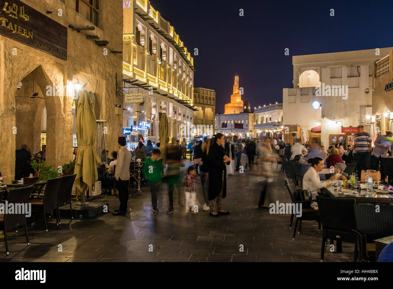 Vista notturna di outdoor cafe ristorante lungo la zona pedonale di Souq Waqif area, Doha, Qatar Foto Stock