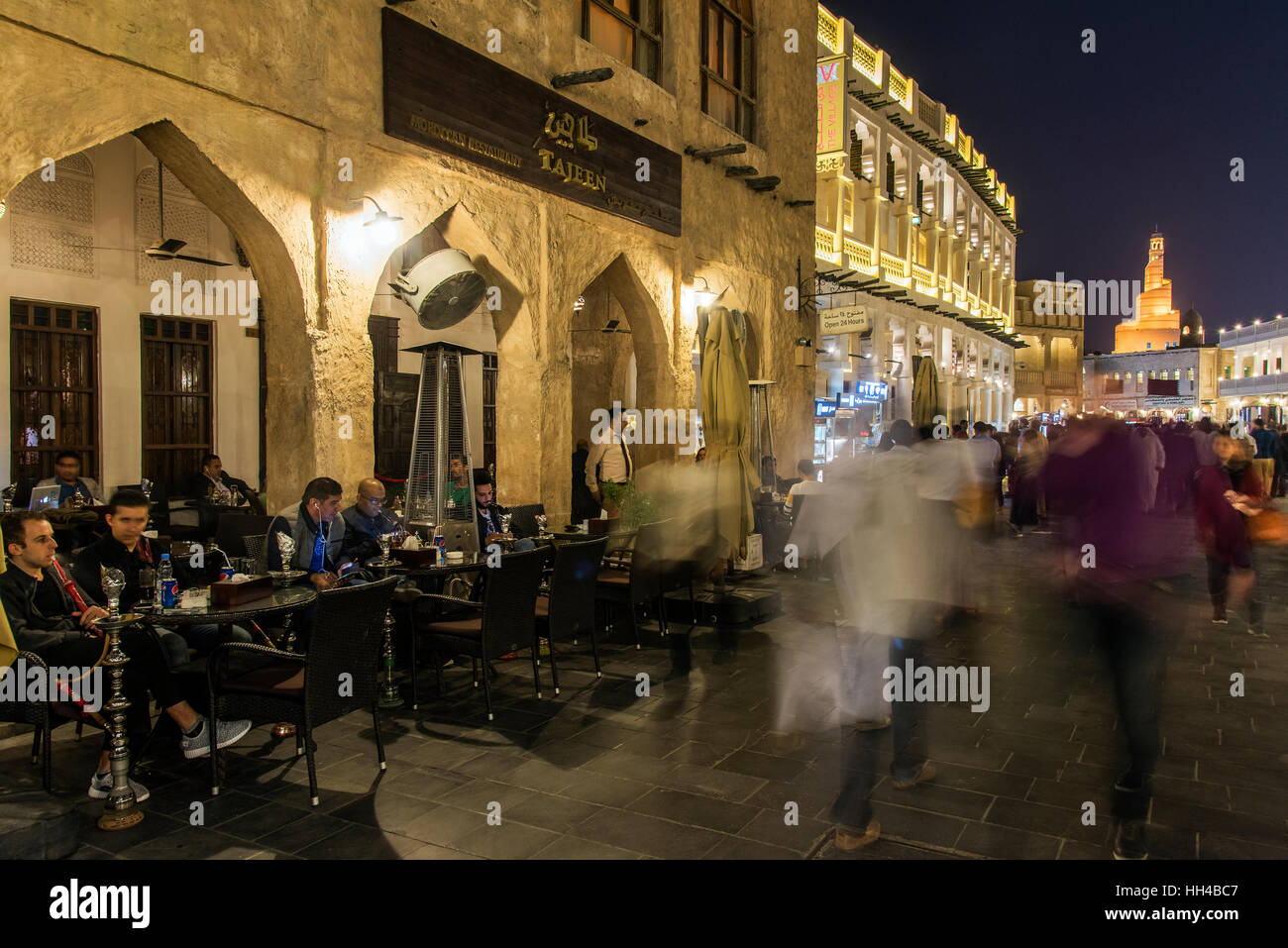 Vista notturna di outdoor cafe ristorante lungo la zona pedonale di Souq Waqif area, Doha, Qatar Foto Stock