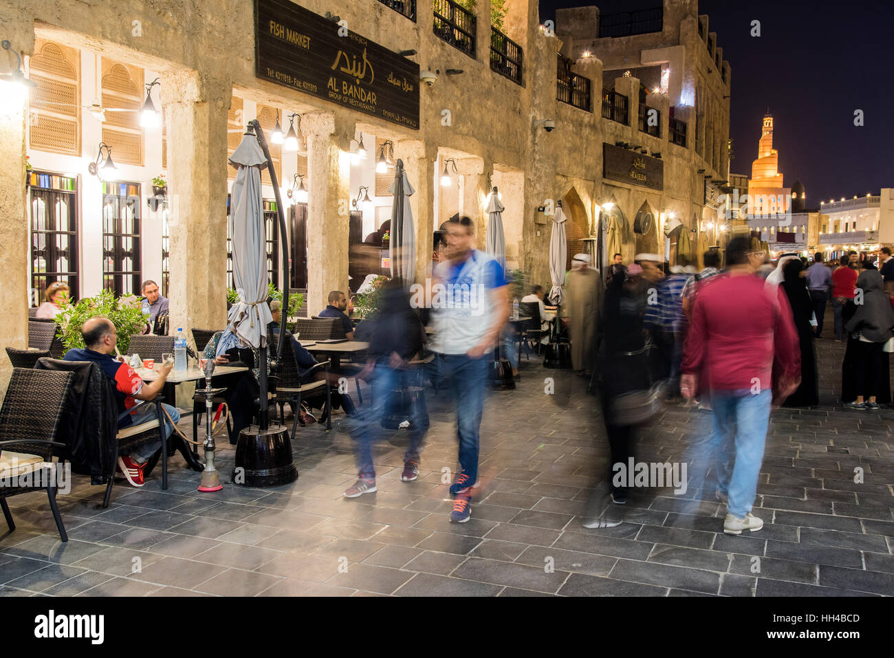 Vista notturna di outdoor cafe ristorante lungo la zona pedonale di Souq Waqif area, Doha, Qatar Foto Stock