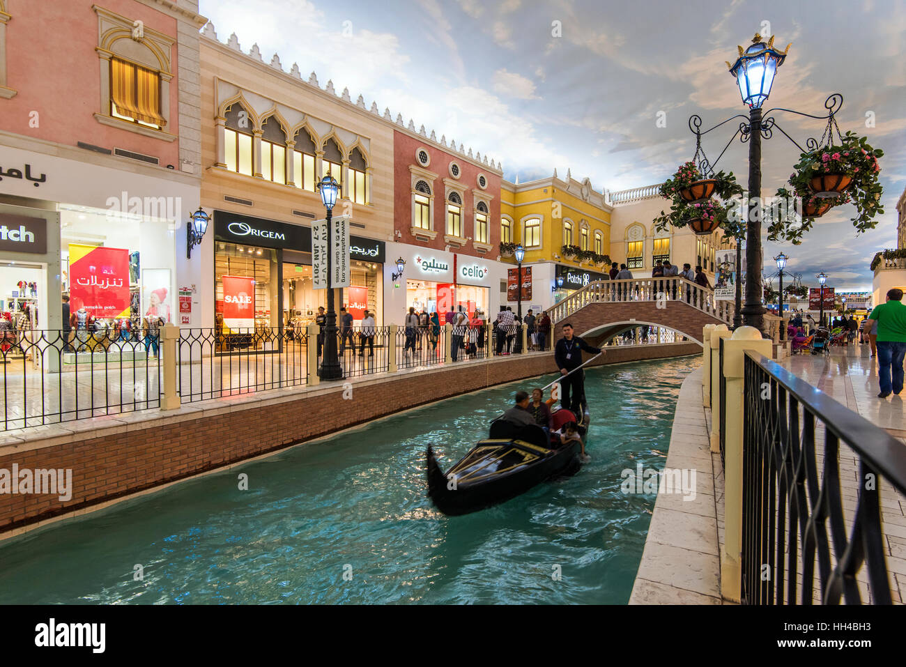 Vista su Venezia italiano-tema interno del Villaggio Mall, Doha, Qatar Foto Stock