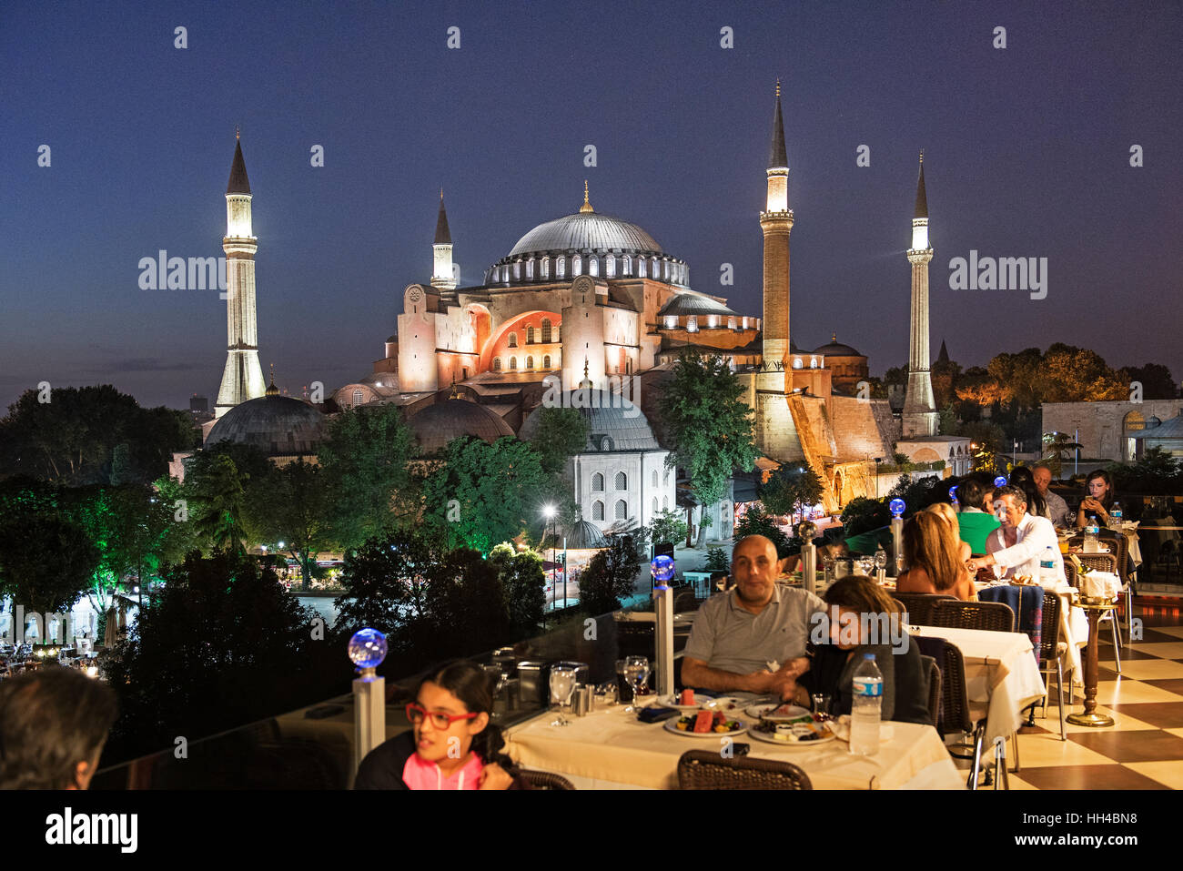 Ristorante con vista su Hagia Sophia, nel tardo pomeriggio, Istanbul Turchia Foto Stock
