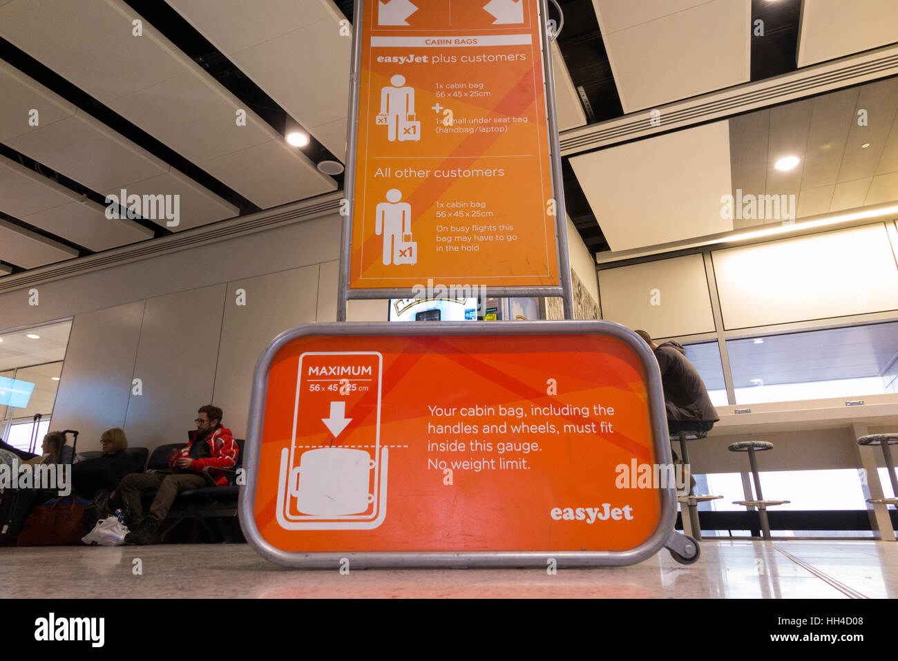 Borsa Dimensioni bagaglio gabbia telaio tester: misurare le dimensioni del passeggero tenuto in mano portano sui bagagli in volo dall'aeroporto di Gatwick di Londra REGNO UNITO Foto Stock
