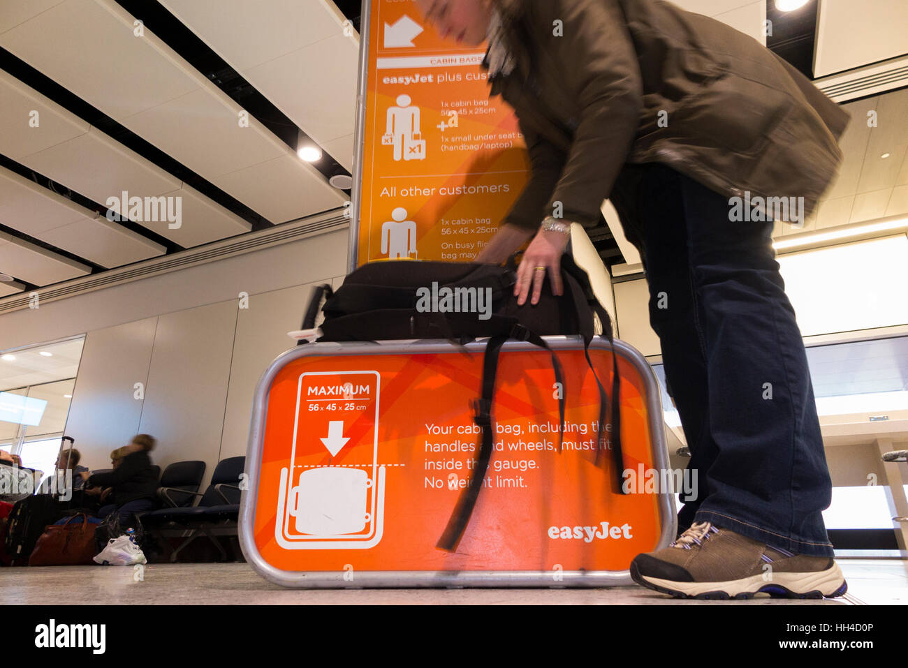 Borsa Dimensioni bagaglio gabbia telaio tester: misurare le dimensioni del  passeggero tenuto in mano portano sui bagagli in volo dall'aeroporto di  Gatwick di Londra REGNO UNITO Foto stock - Alamy