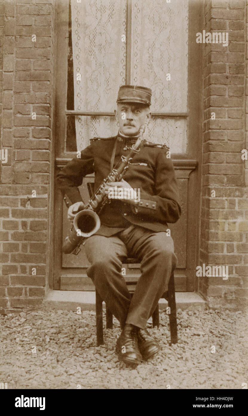 Soldato suona sassofono Foto Stock