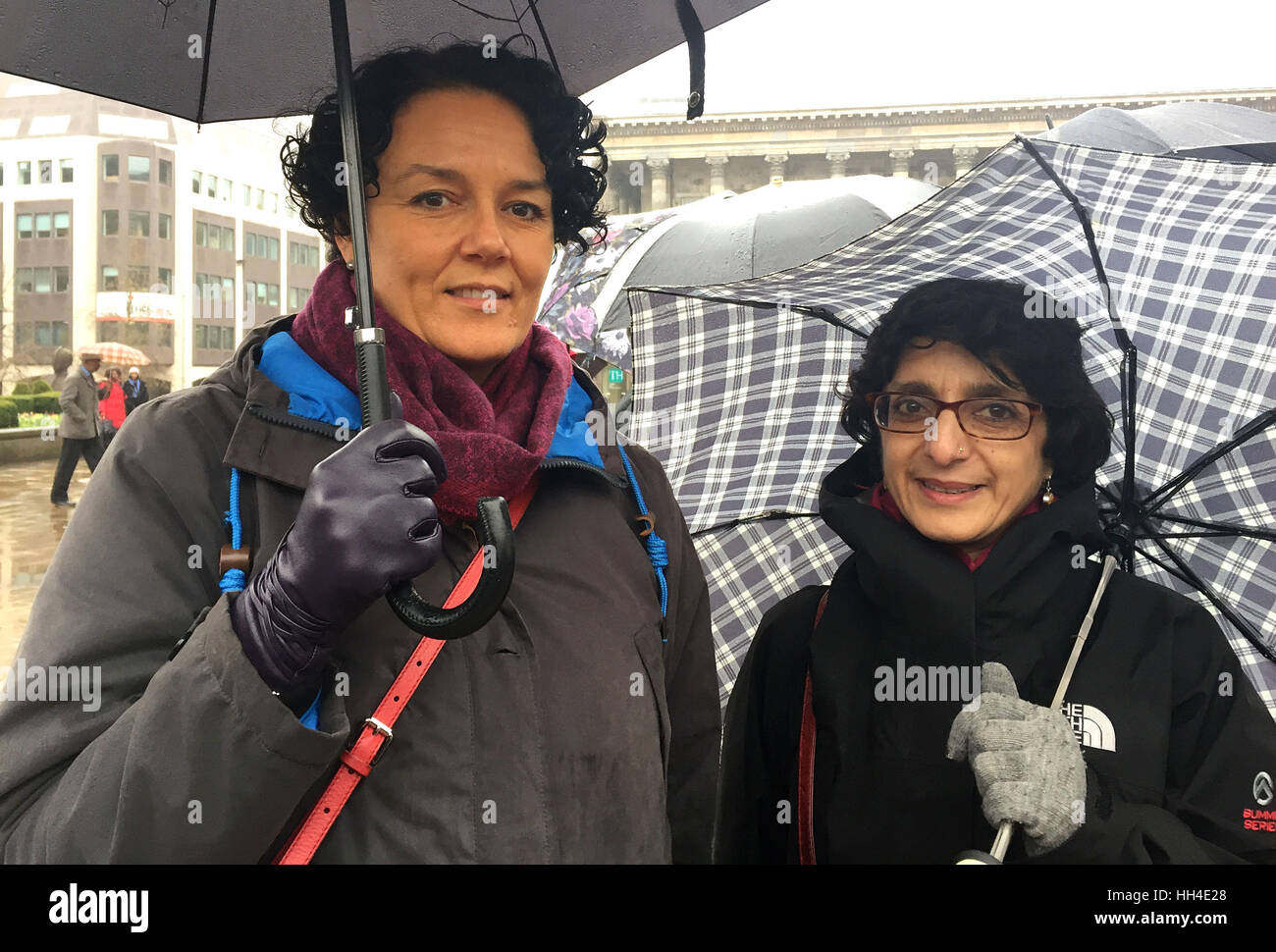 E Birmingham Solihull donna aiuto operations manager Joanne Carter e assistente capo esecutivo Nasheima Sheikh (destra), durante una manifestazione di protesta al di fuori al di fuori di casa Consiglio di Birmingham, contro il Birmingham City tagli del Consiglio prima della fine di un'autorità locale consultazione per salvare milioni di persone dal suo bilancio. Foto Stock