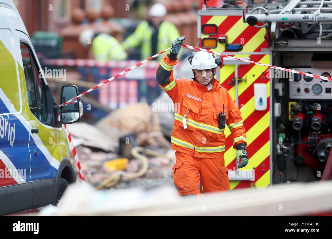 Servizi di emergenza presso la scena di una casa esplosione sulla strada di Cecil da Blackley, Manchester, dove cinque persone sono state ferite. Foto Stock