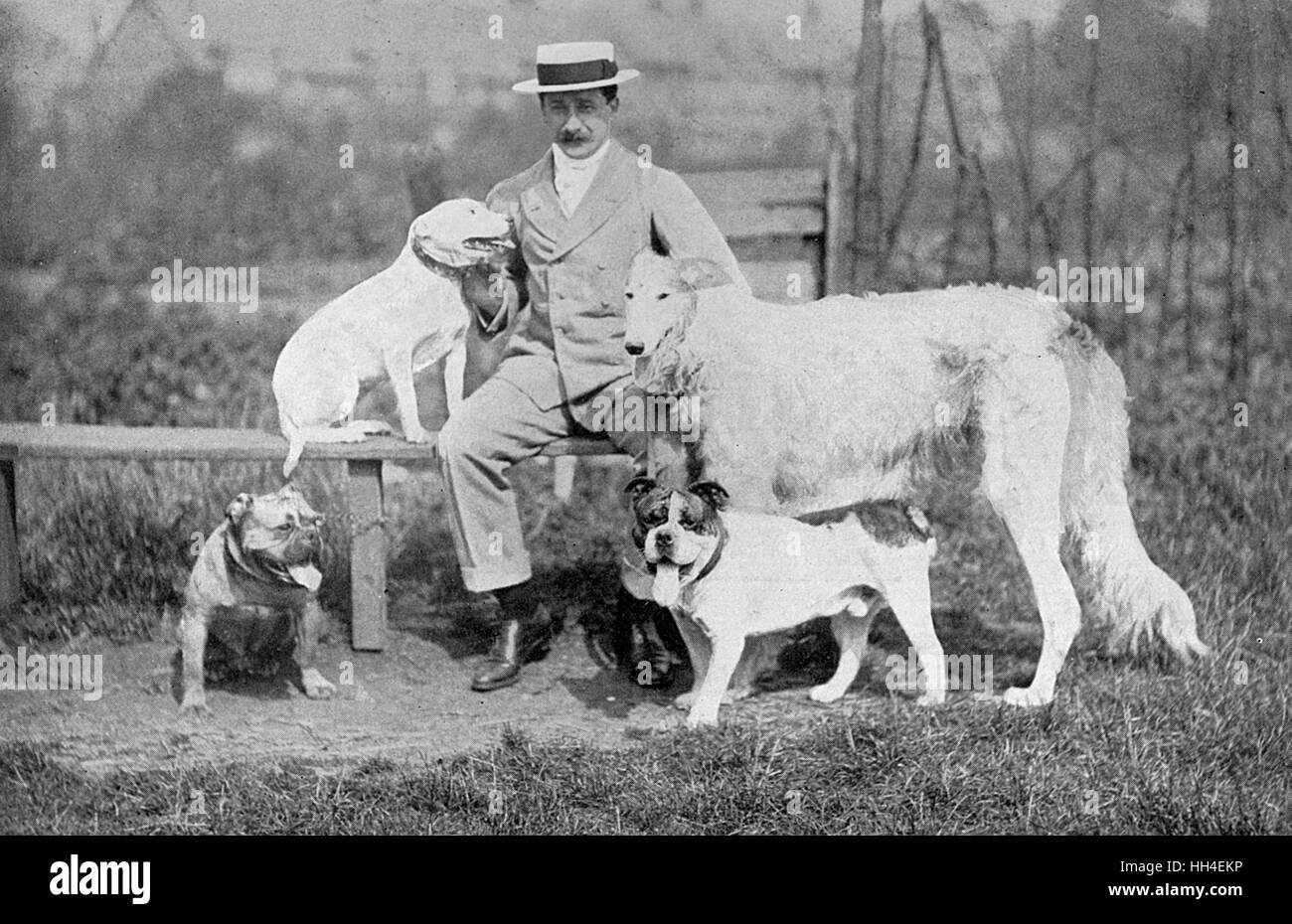 Cecil Aldin con quattro cani a Bedford Park, West London Foto Stock