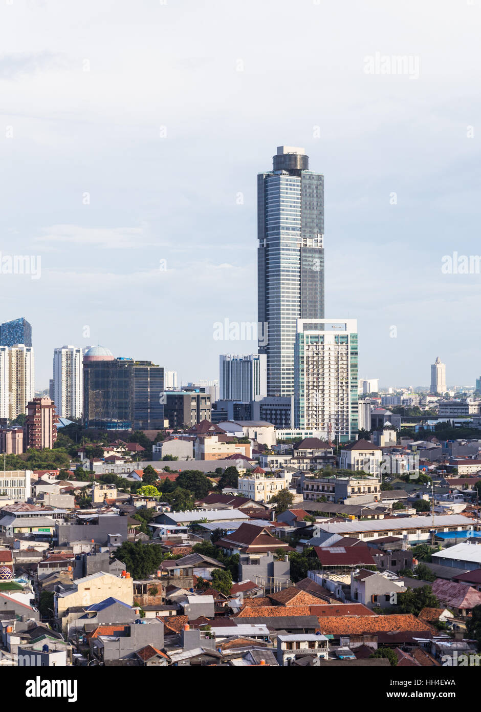 Alto hotel e costruzione di ufficio che il contrasto con basso quartiere residenziale di Jakarta, Indonesia città capitale Foto Stock
