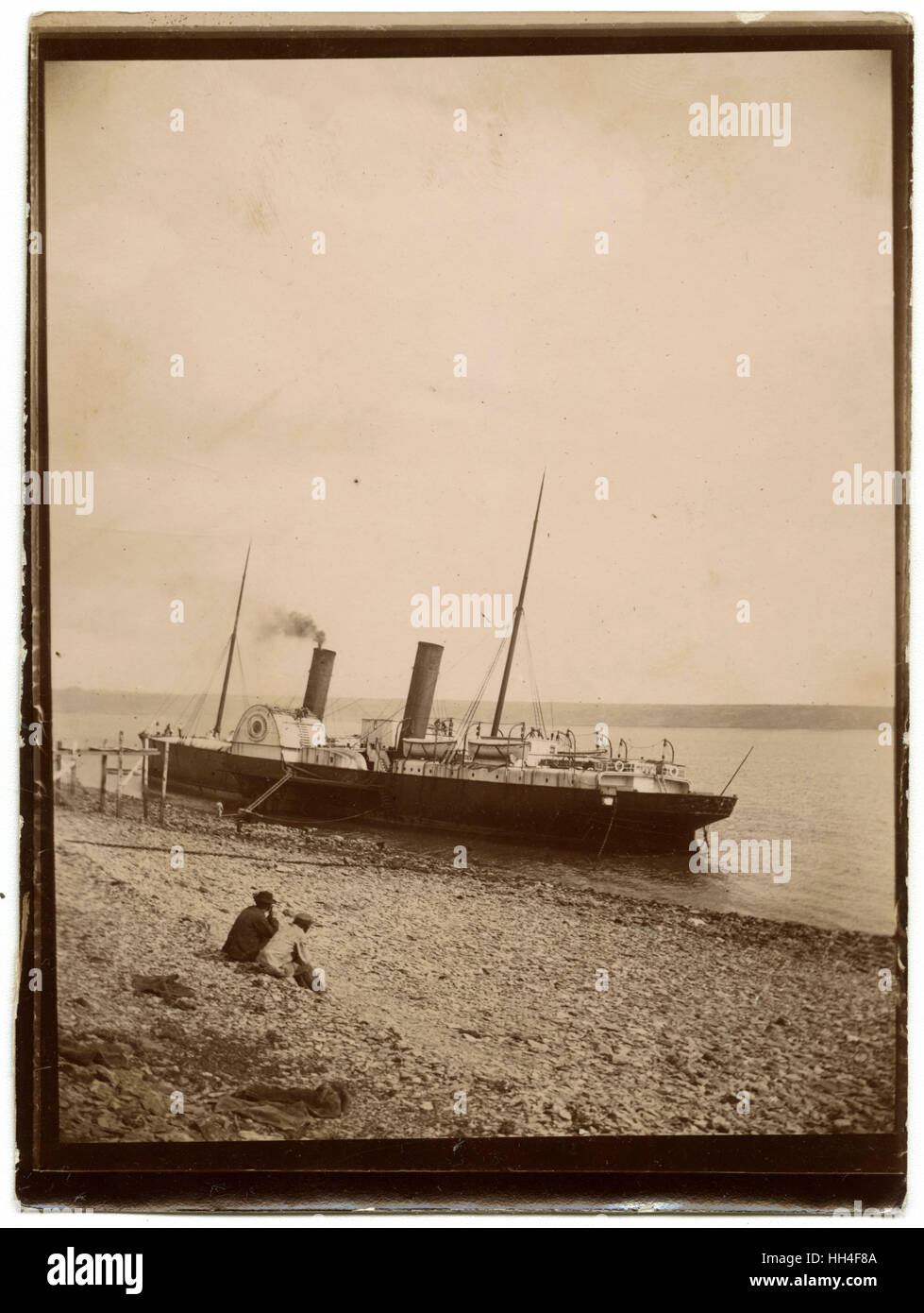 Battello a vapore ormeggiato a Saint Marc, Francia in attesa di marea Foto Stock