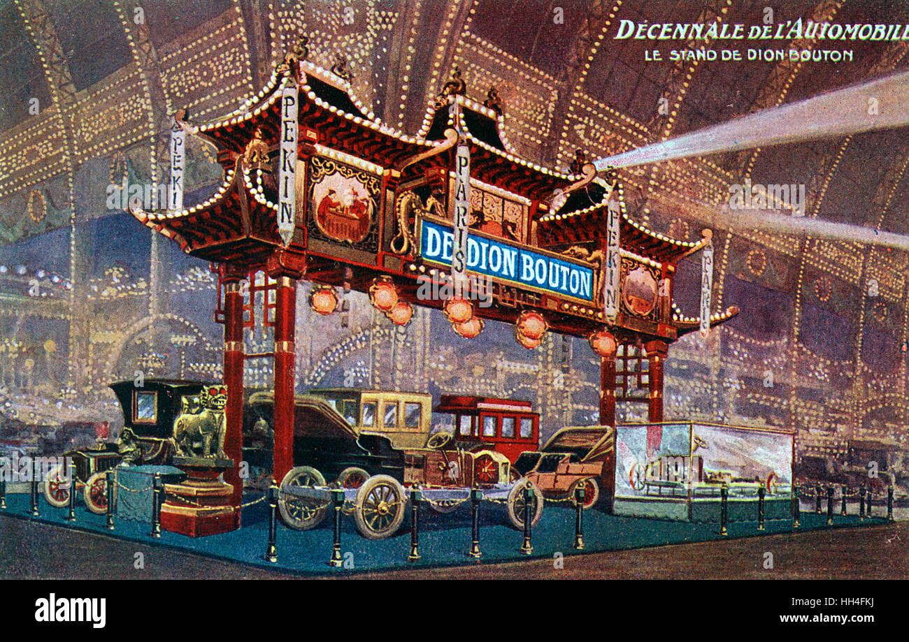 Il De Dion Bouton stand presso il decennale de L'Automobile, Parigi, Francia. Le vetture sul display hanno gareggiato in Pechino a Parigi motor race, una gara automobilistica, originariamente detenute nel 1907, tra Pechino (ora Pechino, Cina e Parigi, Francia. De Dion Bouton ca Foto Stock