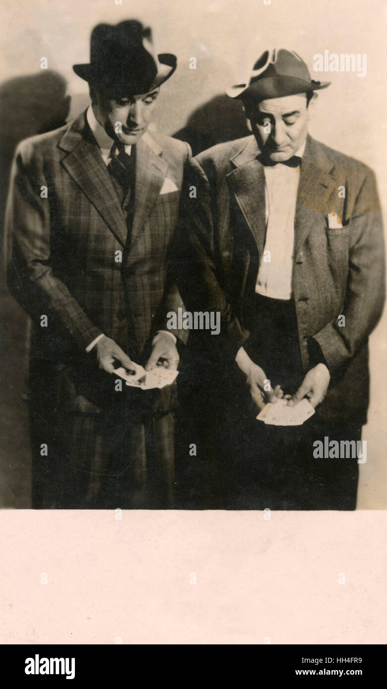 Flanagan e Allen - un britannico il canto e la commedia doppio atto popolare durante la Seconda Guerra Mondiale. Formato: Bud Flanagan (1896-1968) e Chesney Allen (1893-1982) - raffigurata qui tenendo le carte da gioco (1/2) - vedere 11070451. Foto Stock