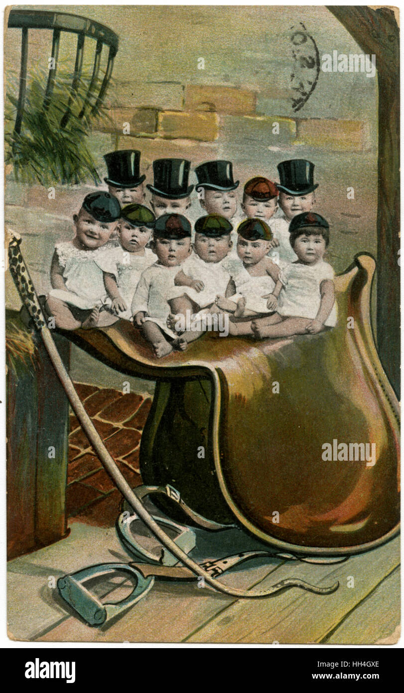 Bambini in cappelli, seduti su una grande sella Foto Stock
