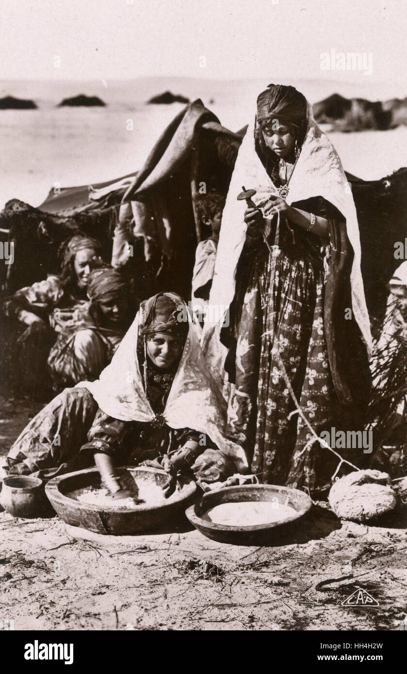 Algeria - Donne nomadi che svolgono attività di cucina e tessile Foto Stock