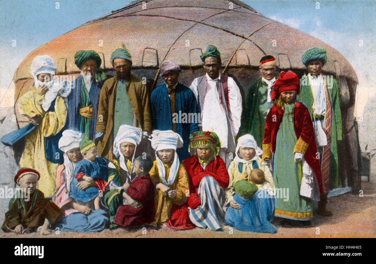 Turkmenistan - Gruppo di famiglie in piedi davanti al loro yurt Foto Stock