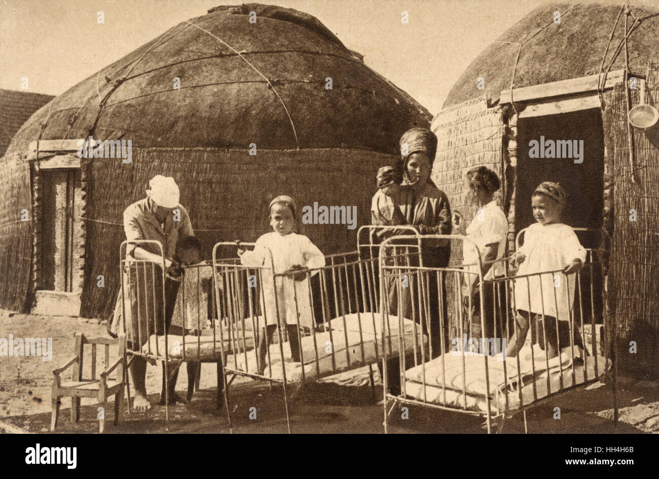 Turkmenistan - consegna di alcuni moderni letti per bambini Foto Stock