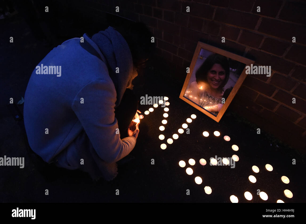 Una donna luci candele ad una veglia detenute per British-Iranian madre e carità lavoratore Nazanin Zaghari-Ratcliffe, che era stato imprigionato per cinque anni lo scorso settembre per il presunto complottare per rovesciare il governo di Teheran, al di fuori dell'Ambasciata di Iran in Kensington, Londra. Foto Stock