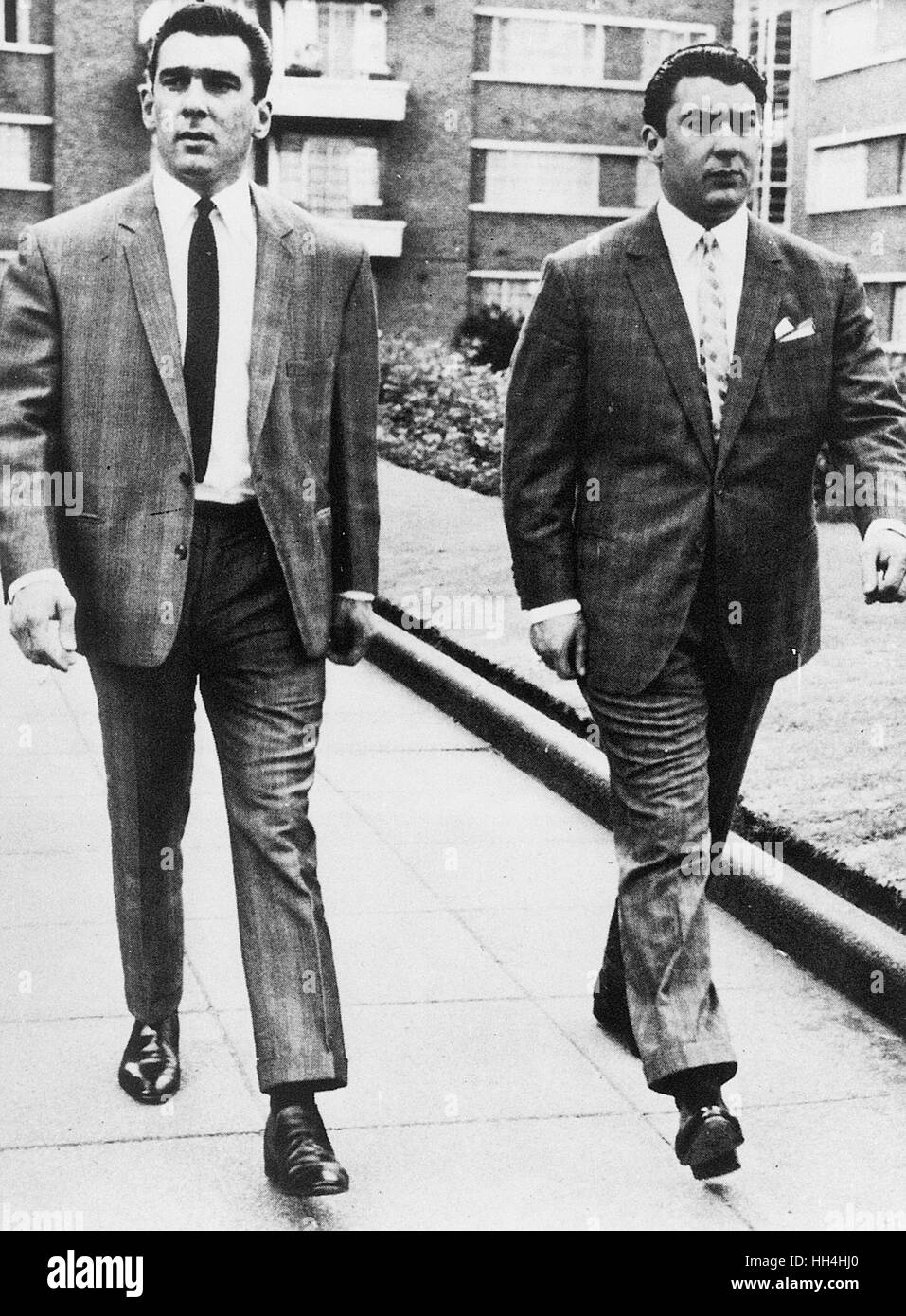Il Kray fratelli, Reggie (sinistra) e Ronnie (a destra), tristemente noto basato a Londra i criminali. Foto Stock