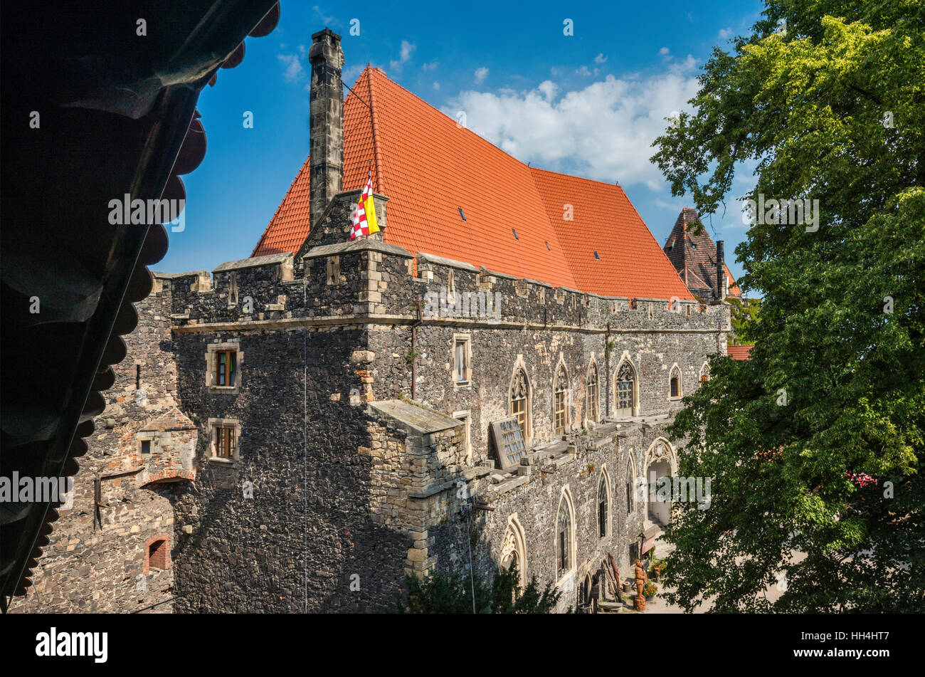 Il castello di Grodziec, in stile gotico-rinascimentale, vista dal portico lungo la parete, vicino Grodziec, Bassa Slesia, Polonia Foto Stock